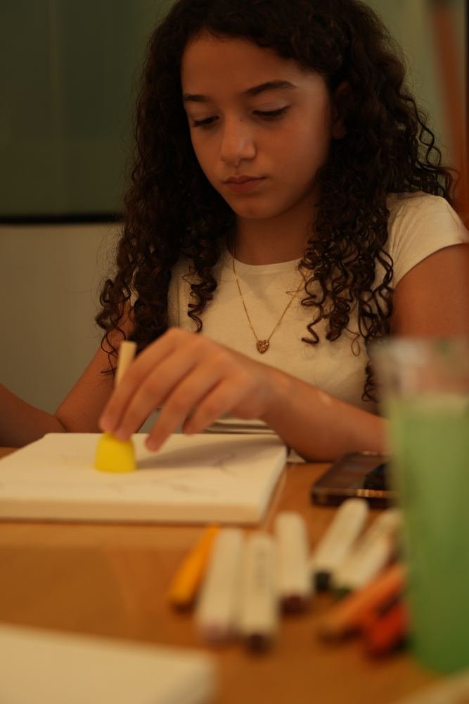 A young guest at her canvas